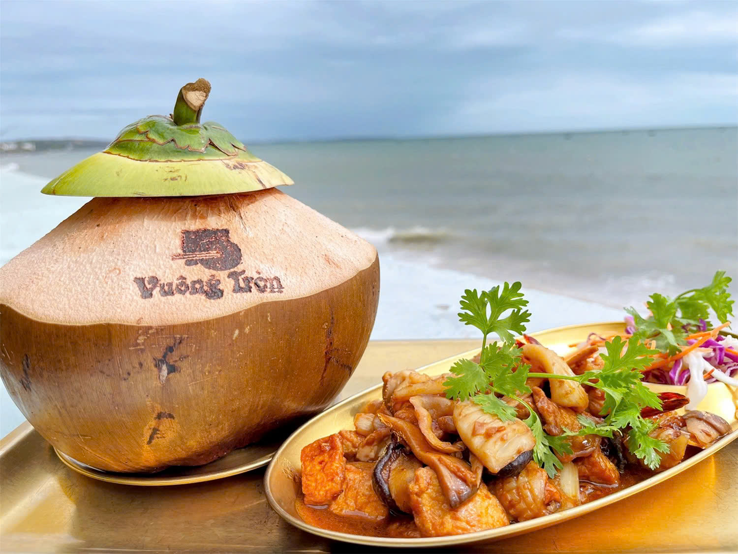 Combo cơm trái dừa tàu hủ hải sản khói lửa