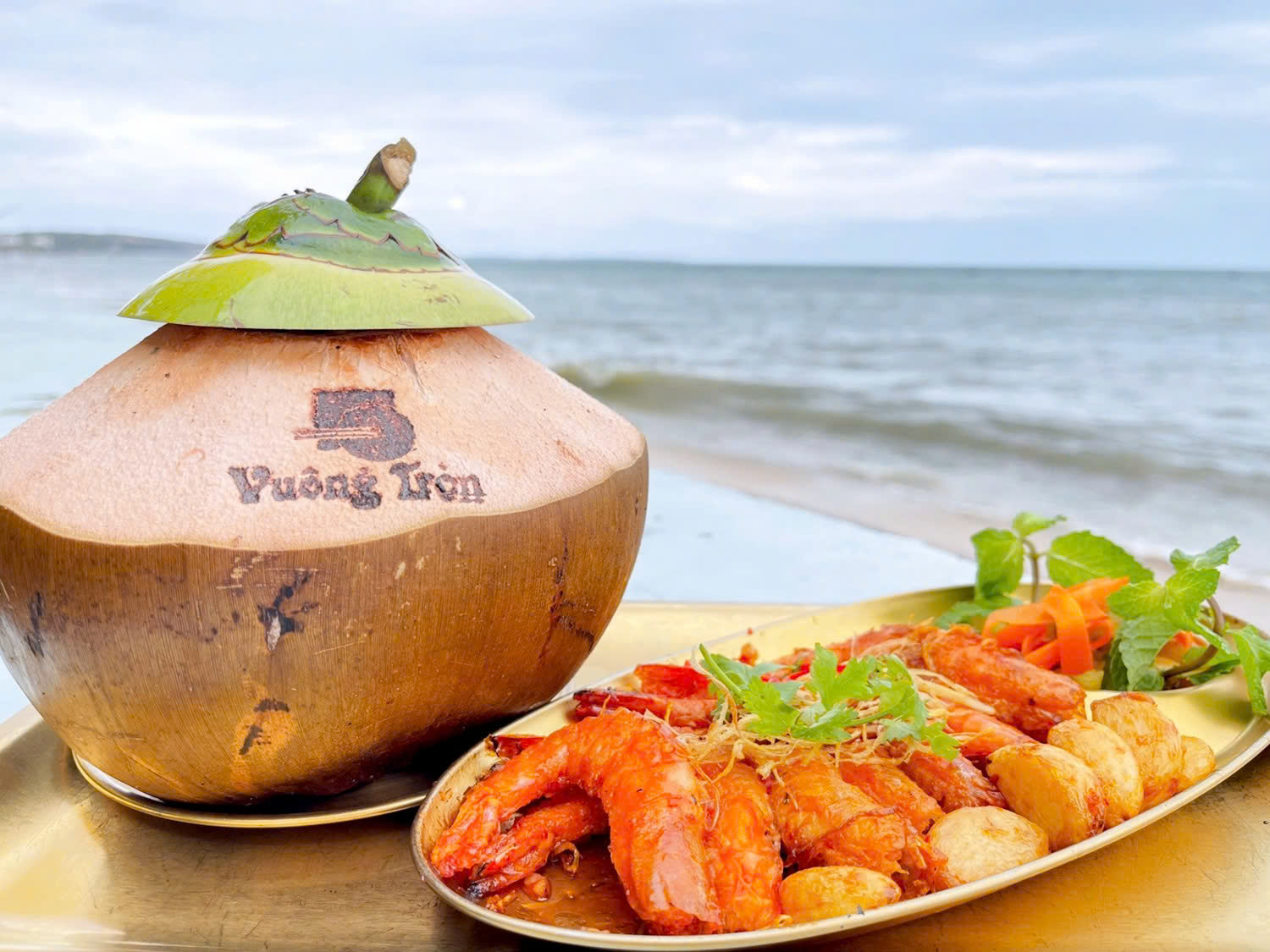 Combo cơm trái dừa tôm xốt gừng