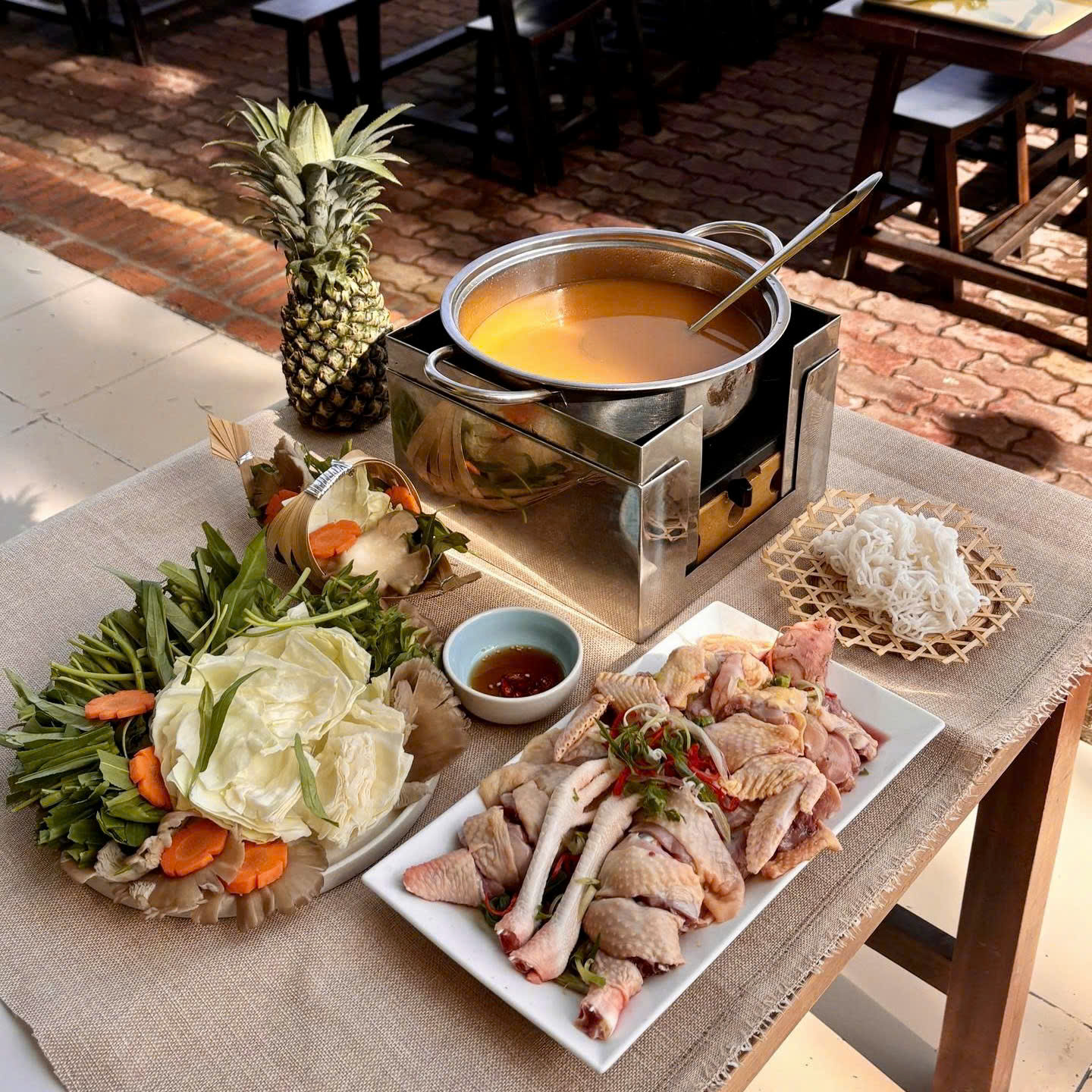 Lẩu gà bừng tỉnh